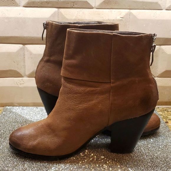 ON HOLD!  VINCE CAMUTO Hadley Bootie - Size 9 - Picture 4 of 9